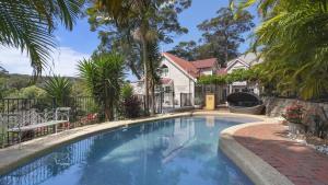 CopacabanaCoastal Cottage with Pool at Copacabana的房子前面的游泳池