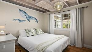 Coastal Cottage with Pool at Copacabana客房内的一张或多张床位
