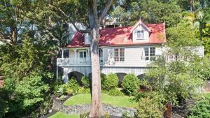 Coastal Cottage with Pool at Copacabana外面的花园