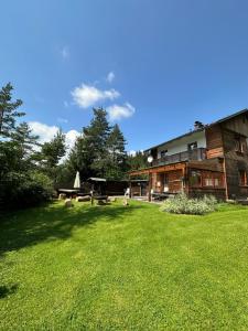 un gran patio frente a un edificio en Ferienhaus im Wald, en Edelschrott