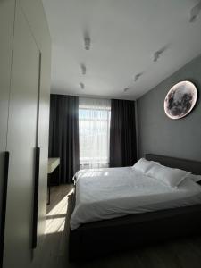sypialnia z łóżkiem z obrazem księżyca na ścianie w obiekcie Palm_beach w mieście Chok-Tal