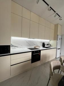 Cuisine ou kitchenette dans l'établissement Palm_beach