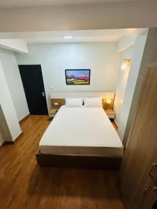 1 dormitorio con 1 cama grande en una habitación en Ivanna stay, en Pātan