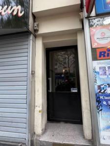 Zugang zu einem Laden mit Drehtür in der Unterkunft Cosy Studio aux Batignolles - Proche Montmartre in Paris