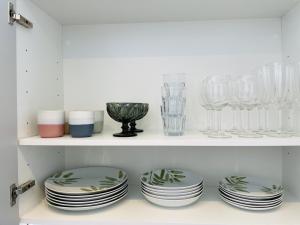 biała półka z płytkami i okularami w obiekcie Top-Apartment near Yumbo w mieście Playa del Ingles