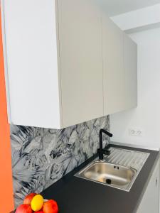 kuchnia ze zlewem i owocami na ladzie w obiekcie Top-Apartment near Yumbo w mieście Playa del Ingles