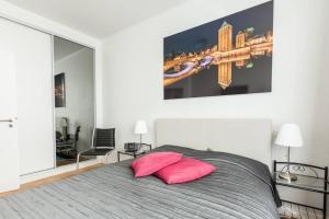 una camera con un letto con due cuscini rosa di Le 22 novembre - Appt en hypercentre, proche Place Kléber a Strasburgo