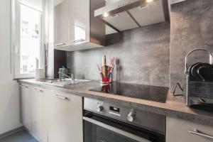 eine Küche mit einer Spüle und einer Arbeitsplatte in der Unterkunft Le 22 novembre - Appt en hypercentre, proche Place Kléber in Straßburg