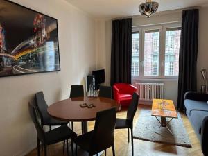 een woonkamer met een tafel en stoelen bij Le 22 novembre - Appt en hypercentre, proche Place Kléber in Straatsburg