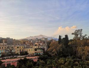 vistas a una ciudad con una montaña en el fondo en Il Balcone di Galatea, en Acireale