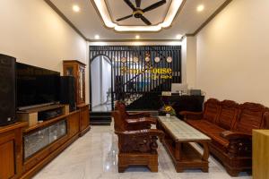 TV a/nebo společenská místnost v ubytování Simon House Hoi An