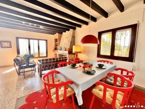 ベニッサにあるVH CostaBlanca - AGUILAのダイニングルーム(白いテーブル、赤い椅子付)