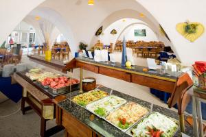 una línea de buffet con muchos tipos diferentes de comida en Hotel Elitsa, en Albena