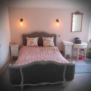 1 dormitorio con 1 cama grande y 2 mesitas de noche en Beautiful self-contained annex, en Hoylake