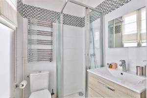 a bathroom with a shower and a toilet and a sink at Charmant appartement à 10 minutes de la Défense in Suresnes