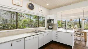 A kitchen or kitchenette at Bush and Bay Setting With Easy Walk To Beach