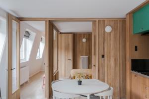 een kamer met een witte tafel en een stoel bij Casa Emilio - Soho - by Frankie Says in Londen