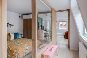 een kleine slaapkamer met een bed en een spiegel bij Casa Emilio - Soho - by Frankie Says in Londen