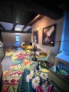 una sala de estar con una alfombra grande y colorida en Pebbles Suiten by RiNG, en Regensburg