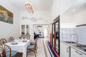 Køkken eller tekøkken på Villa Bijoux - Exclusive pool and sea view