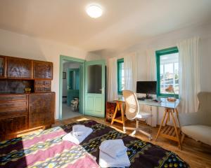 a bedroom with a bed and a desk with a computer at Casa de la Stanca Sirnea in Şirnea