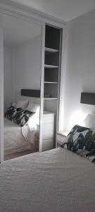 um quarto com uma cama e um espelho em Calesapart Tranquilidad con vistas al mar em Candelaria