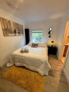 una camera con un grande letto di Quiet & Centrally located House - PRIVATE PARKING, LAUNDRY AND STORAGE FOR LUGGAGE a Miami