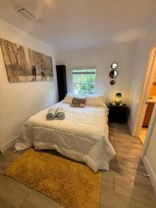 迈阿密Quiet & Centrally located House - PRIVATE PARKING, LAUNDRY AND STORAGE FOR LUGGAGE的一间卧室,卧室内配有一张大床