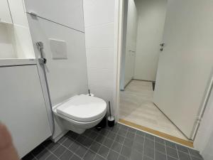 Koupelna v ubytování Uusi kaksio ilmaisella pysäköinnillä satamassa