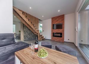 a living room with a table with a bottle of wine at Słoneczne Wzgórze in Koniaków