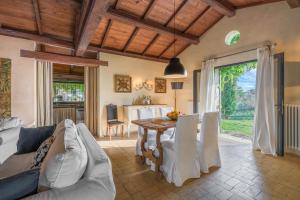 Casale Delle Papere With Private Pool Near Rome في Nepi: غرفة معيشة مع أريكة وطاولة
