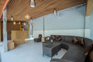 ein Wohnzimmer mit einem Sofa und einem Tisch in der Unterkunft Tropical Garden by TANIS in Nusa Lembongan