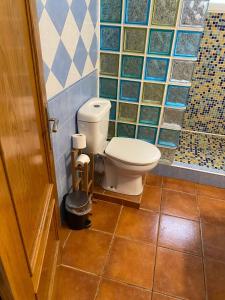 NáqueraにあるHermosa casa con piscina en Náquera, Valenciaのタイル張りの客室内にバスルーム(トイレ付)が備わります。