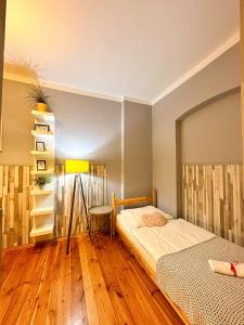 Un dormitorio con una cama y una mesa. en Explorer Hostel & Apartment Stare Miasto OLD TOWN 24H, en Poznan