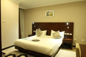 Ένα ή περισσότερα κρεβάτια σε δωμάτιο στο Geza Apartment Hotel