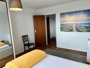 um quarto com uma cama com uma fotografia na parede em Wohnung DC 12A em Neu-Ulm