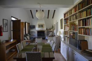 een woonkamer met een tafel en boekenplanken bij El Pino B & B, Chera in Valencia