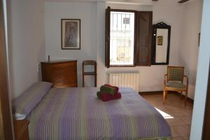 een slaapkamer met een bed, een ladekast en een raam bij El Pino B & B, Chera in Valencia