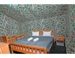 een slaapkamer met een bed met twee witte handdoeken erop bij Shiv Sutra Resorts, Mussoorie in Mussoorie