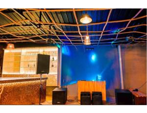 een kamer met een podium met een blauw scherm en een tafel bij Shiv Sutra Resorts, Mussoorie in Mussoorie