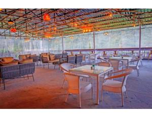 una grande stanza con tavoli e sedie di Shiv Sutra Resorts, Mussoorie a Mussoorie