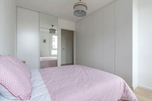 L'Académie - Magnifique 3 chambres Krutenau avec parking في ستراسبورغ: غرفة نوم بيضاء مع سرير وبطانية وردية