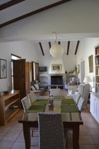 een woonkamer met een tafel, stoelen en een open haard bij El Pino B & B, Chera in Valencia