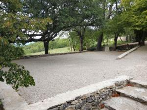 a gravel driveway with trees in the background at Santonne in Apt