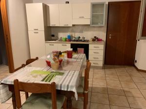 une cuisine avec une table et un chiffon de table blanc dans l'établissement Apartment Orio 2, à Orio al Serio