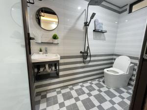 łazienka z toaletą i umywalką w obiekcie Funhome Apartment Kim Ma Ha Noi w mieście Hanoi