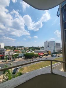 - un balcon offrant une vue sur la ville dans l'établissement Apê Gourmet Comfort, à Cuiabá