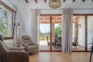 sala de estar con puertas correderas de cristal y mesa en Villa La Sella by Rock Rentals, en Pedreguer