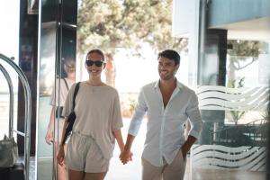 een man en vrouw die op straat hand in hand lopen bij Hotel Villa del Mar in Benidorm