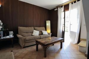 A seating area at Petit Hotel Es Figueral